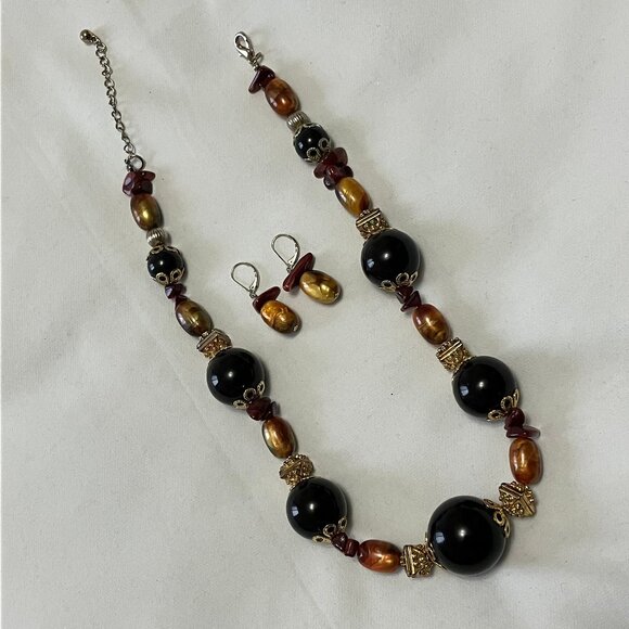 Vintage-style Bead Fashion Costume Black Amber & Gold Tone Necklace & Earrings - Picture 3 of 9